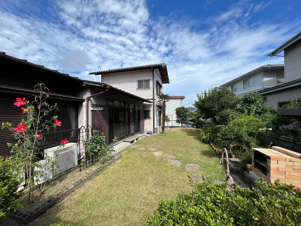 Holiday home 湘南ソラル〜二宮の高台・アートな庭付き日本家屋121㎡／高速wifi／芝生ドッグラン・ピザ窯bbq有 Villa Ninomiya